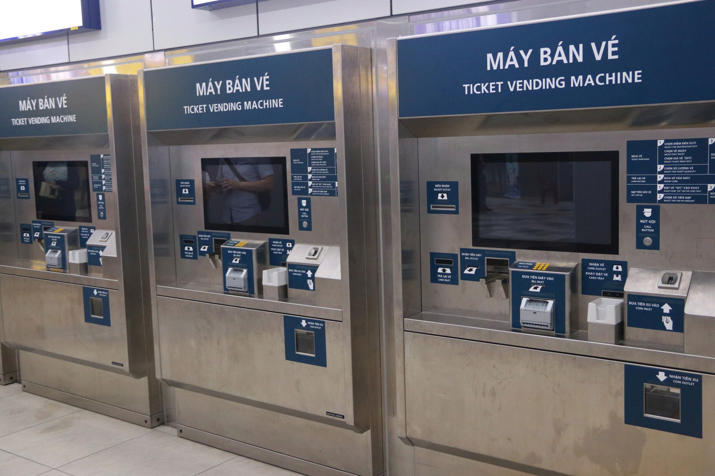 Được biết, hiện tại các quầy vé tự động vẫn chưa được đưa vào sử dụng. Vì vậy, hành khách phải mua vé tại quầy hoặc mua online trên app HURC. Với hành khách chưa đăng ký thẻ Mastercard bắt buộc phải mua vé trực tiếp bằng tiền mặt, với vé của tuyến Metro số 1 từ 7.000 tới 20.000 đồng/hành khách/lượt, tùy theo chặng. Còn nếu mua bằng hình thức chuyển khoản, giá vé mỗi chặng sẽ giảm 1.000 đồng.