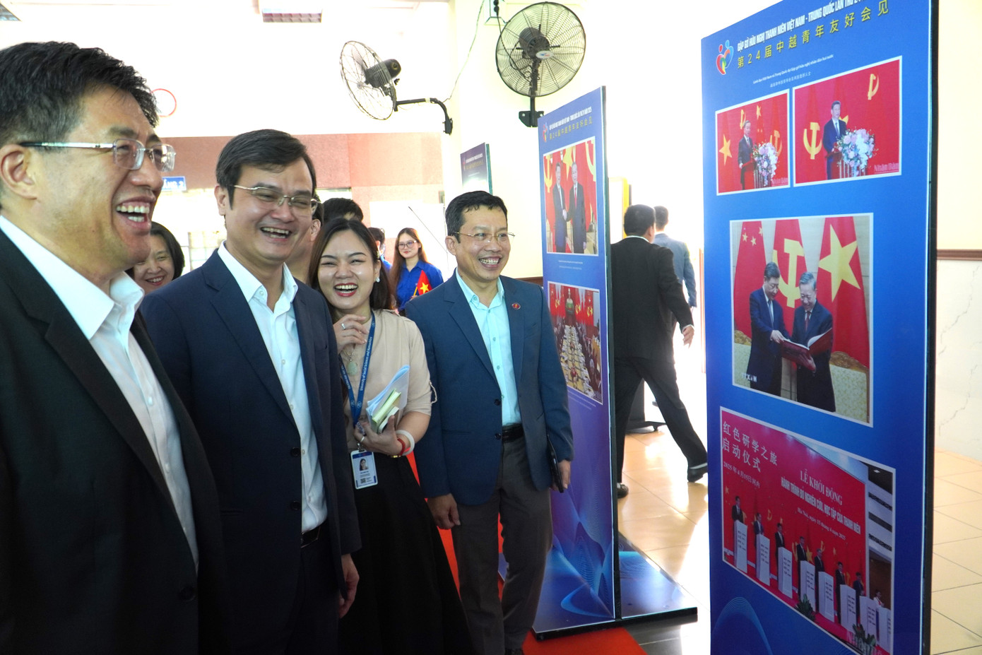 A Đông – Bí thư thứ nhất Ban Bí thư T.Ư Đoàn TNCS Trung Quốc vui mừng xem lại những kỉ niệm của chuyến thăm Việt Nam dịp này. A Đông – Bí thư thứ nhất Ban Bí thư T.Ư Đoàn TNCS Trung Quốc vui mừng xem lại những kỉ niệm của chuyến thăm Việt Nam dịp này.