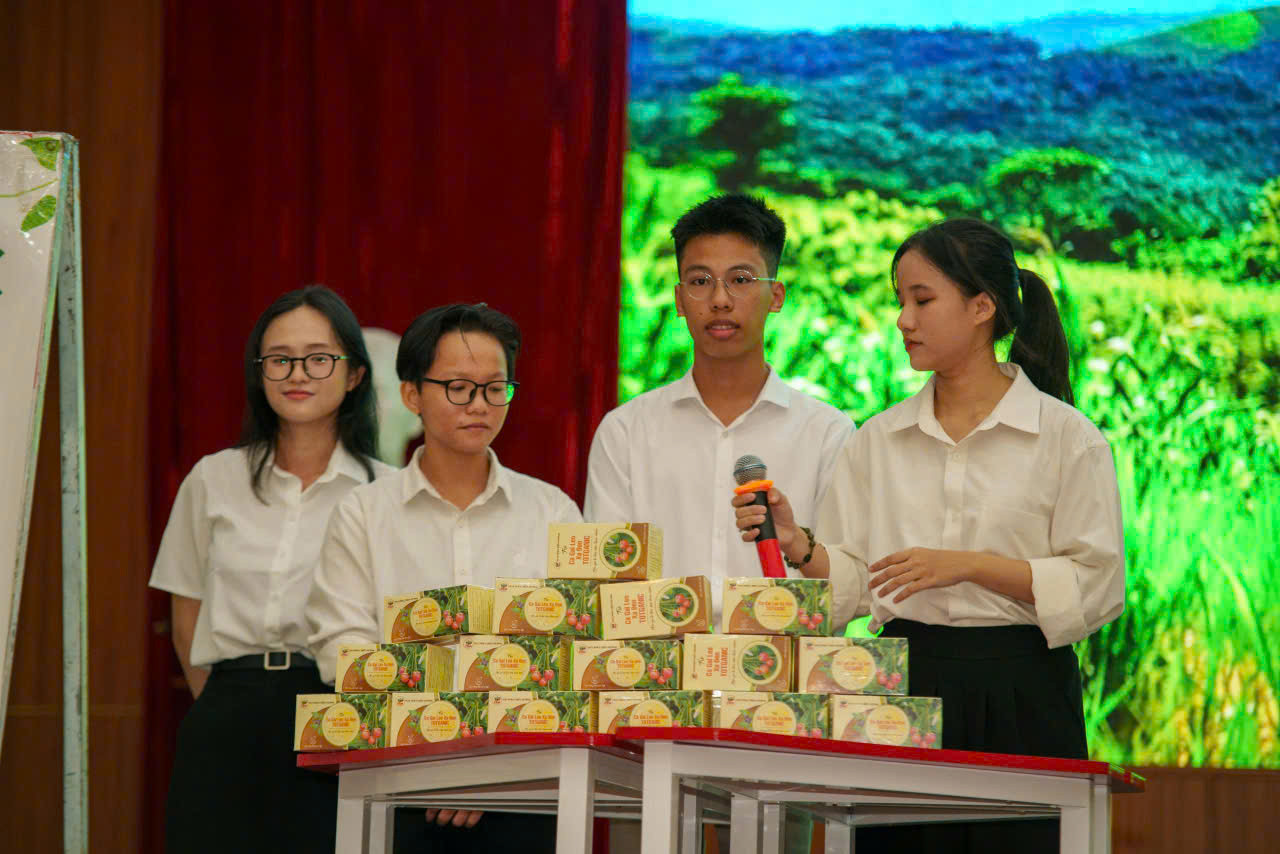 Nhóm sinh viên thuyết trình về sản phẩm trà TOTGANIC. Nhóm sinh viên thuyết trình về sản phẩm trà TOTGANIC.