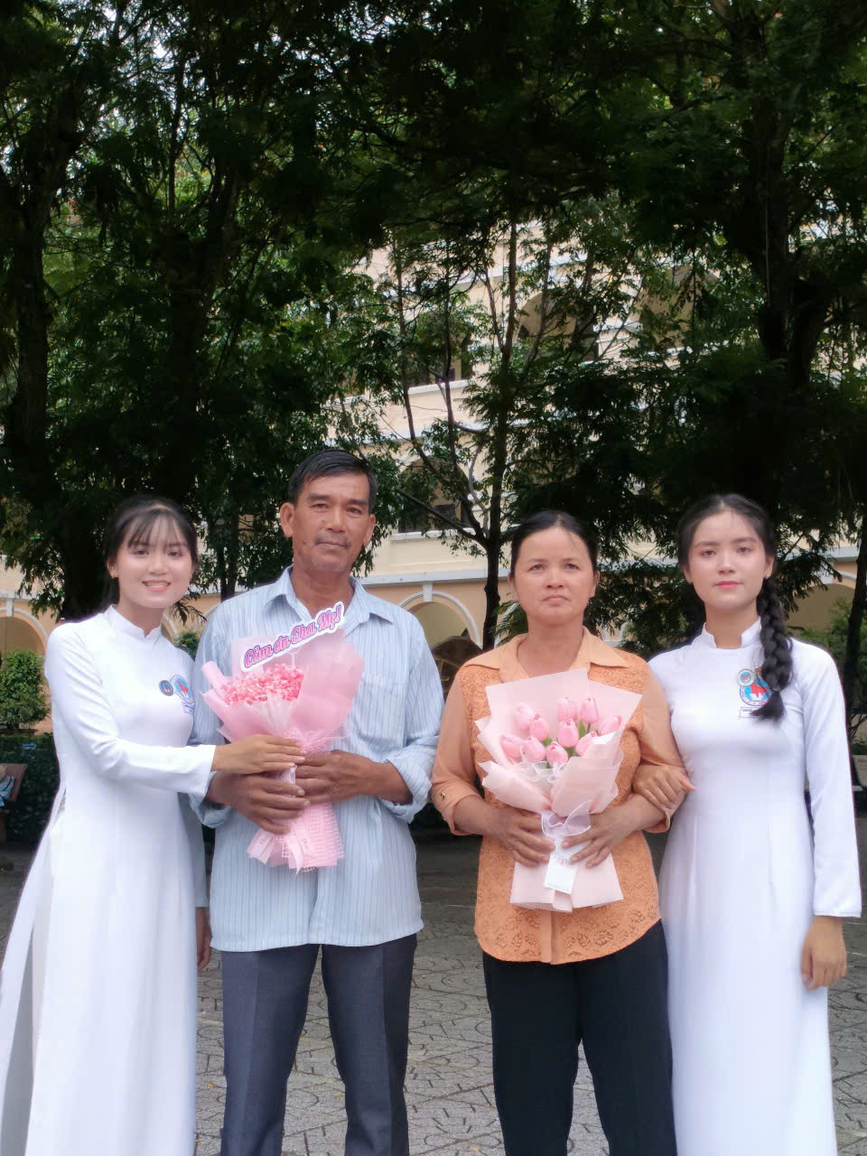 Gia đình luôn đóng vai trò đặc biệt quan trọng đối với Hồng Ngọc (ngoài cùng, bên trái). Gia đình luôn đóng vai trò đặc biệt quan trọng đối với Hồng Ngọc (ngoài cùng, bên trái).