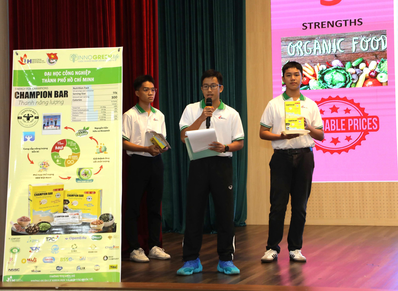 Nhóm Nguyên Chương trình bày dự án tại cuộc thi.