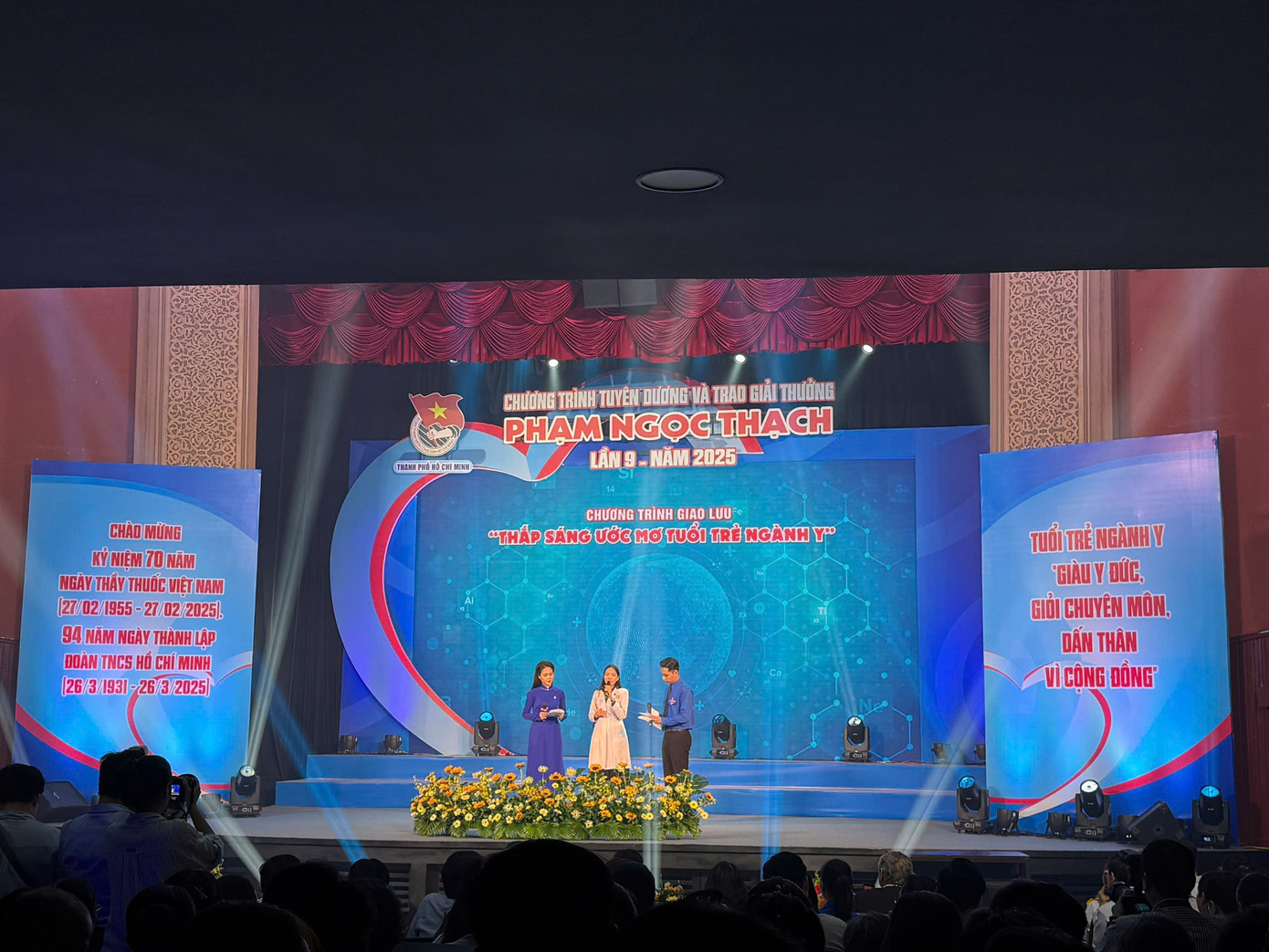 Gương thầy thuốc trẻ TP. HCM giao lưu tại chương trình.