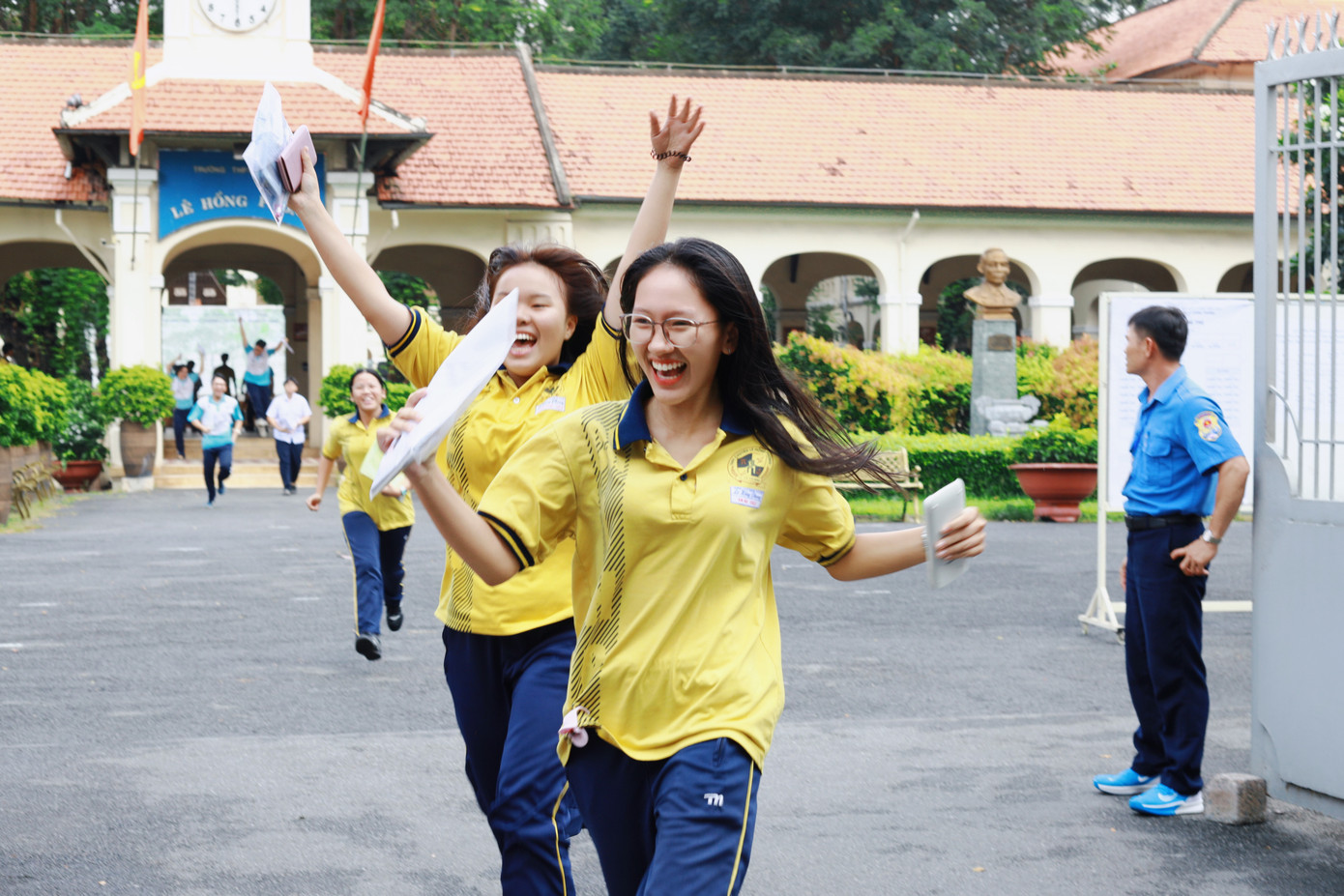 Xin Hui là một trong những thí sinh đầu tiên rời phòng thi tại điểm thi trường THPT Chuyên Lê Hồng Phong. (Ảnh: Hà Thương) Xin Hui là một trong những thí sinh đầu tiên rời phòng thi tại điểm thi trường THPT Chuyên Lê Hồng Phong. (Ảnh: Hà Thương)