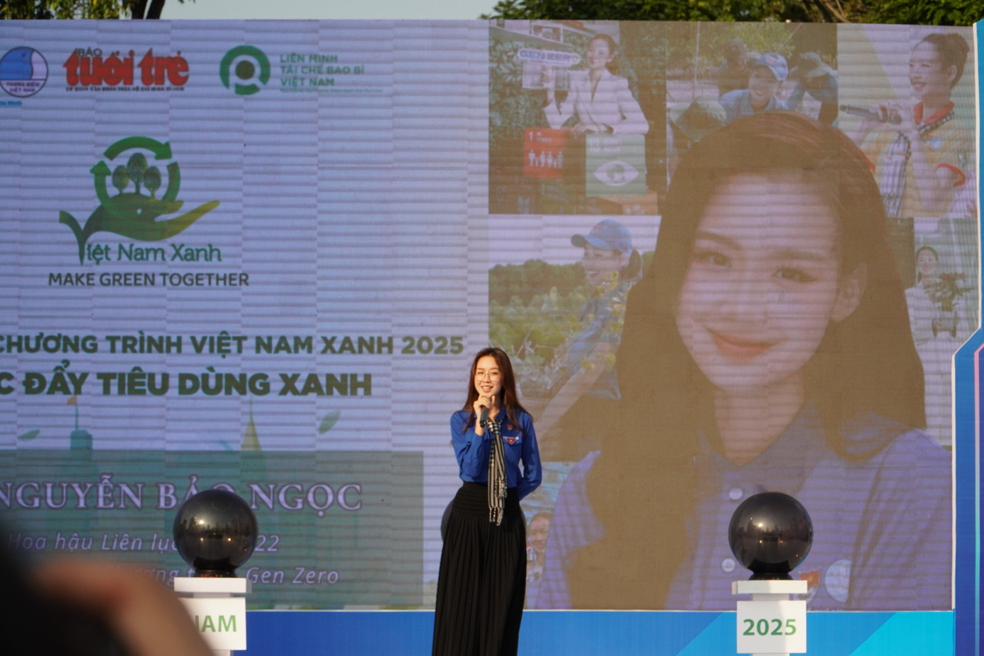 Hoa hậu Lê Nguyễn Bảo Ngọc - Đại sứ của chương trình &apos;Việt Nam Xanh 2025&apos; chia sẻ cùng các bạn đoàn viên, thanh niên tại Lễ ra quân.