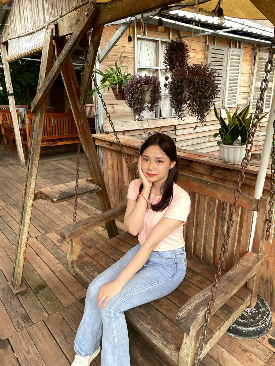 Chân dung Nguyễn Tuyết Nhung. Chân dung Nguyễn Tuyết Nhung.