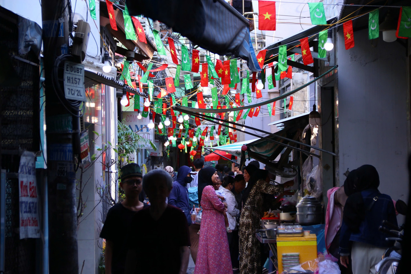 Rất đông bạn trẻ trải nghiệm chợ Ramadan vào mỗi buổi chiều.