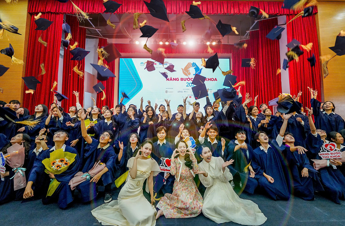 65 thủ khoa cùng tung nón, chụp ảnh với các Hoa hậu, Á hậu. 65 thủ khoa cùng tung nón, chụp ảnh với các Hoa hậu, Á hậu.