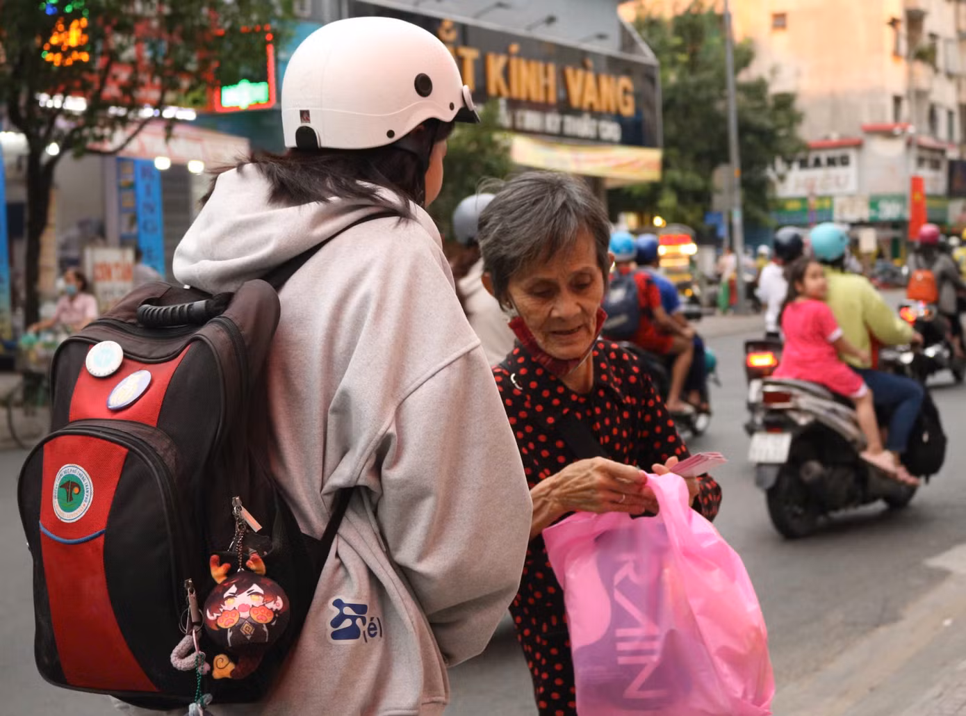 Cụ bà vui vẻ nhận món quà Tết từ CLB.
