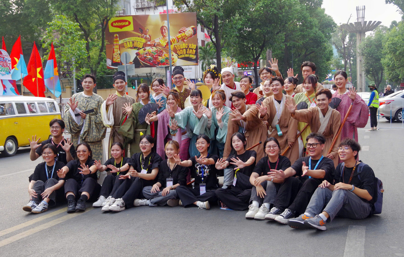 Đồng diễn 'Tóc xanh vạt áo' mùa 5 trở thành tiêu điểm thu hút nhiều bạn trẻ tham gia đồng diễn với những bộ trang phục truyền thống nhiều màu sắc. (Ảnh: Mỹ Uyên) Đồng diễn 'Tóc xanh vạt áo' mùa 5 trở thành tiêu điểm thu hút nhiều bạn trẻ tham gia đồng diễn với những bộ trang phục truyền thống nhiều màu sắc. (Ảnh: Mỹ Uyên)