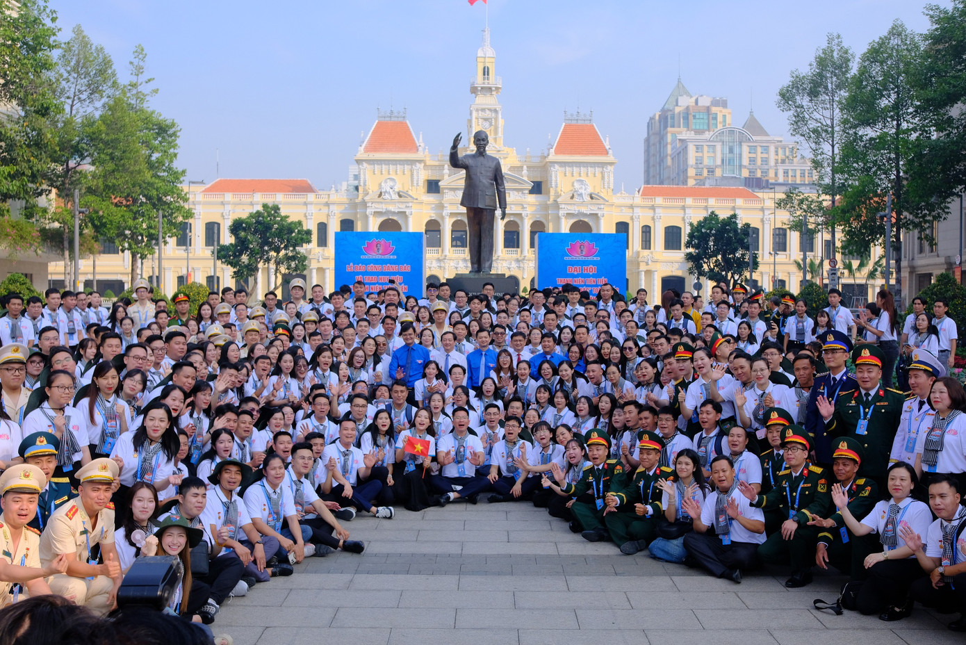 Các đại biểu 'Thanh niên tiên tiến làm theo lời Bác', năm 2025 cùng chụp ảnh lưu niệm trước Tượng đài Bác (Phố đi bộ Nguyễn Huệ, TP. HCM).