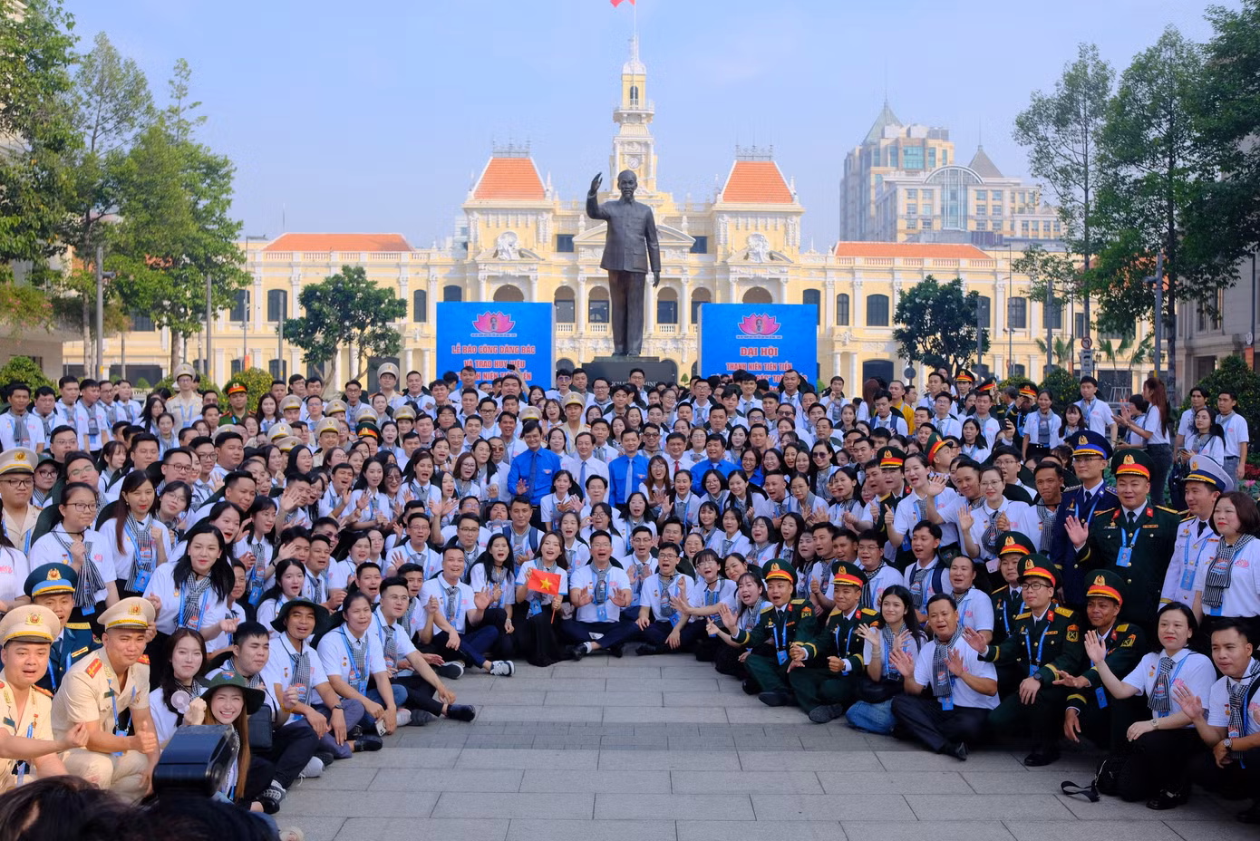 Các đại biểu 'Thanh niên tiên tiến làm theo lời Bác', năm 2025 cùng chụp ảnh lưu niệm trước Tượng đài Bác (Phố đi bộ Nguyễn Huệ, TP. HCM).