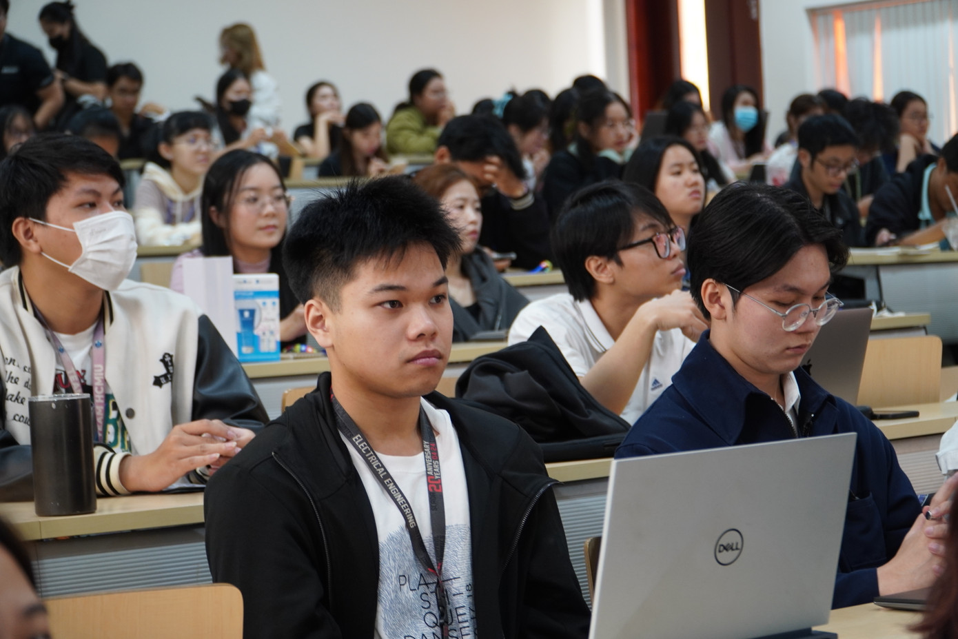 Rất đông các bạn sinh viên tham gia buổi workshop. Rất đông các bạn sinh viên tham gia buổi workshop.