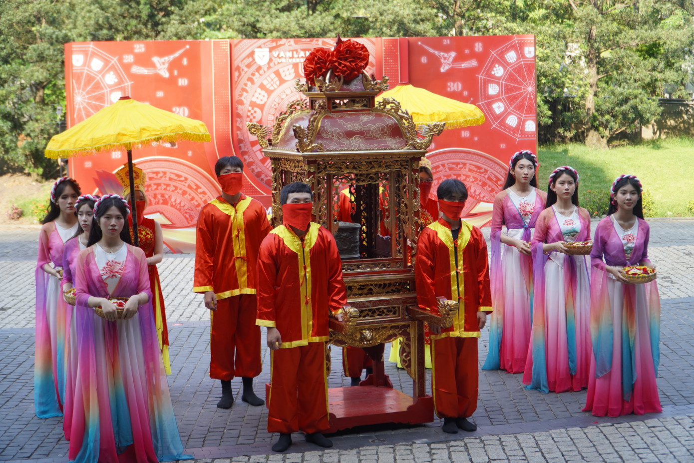 Bà Bùi Thị Vân Anh - Chủ tịch Hội đồng trường ĐH Văn Lang cho biết, trong bối cảnh hội nhập quốc tế sâu rộng, việc hiểu rõ cội nguồn và giữ gìn bản sắc văn hóa không làm người trẻ lùi lại, mà ngược lại, chính là nền tảng để các bạn trẻ vững vàng tiến ra thế giới. “Vì thế, mỗi năm, Nhà trường tổ chức đoàn giảng viên, sinh viên tiêu biểu về Đền Hùng (Phú Thọ) báo công”, bà Bùi Thị Vân Anh nói.