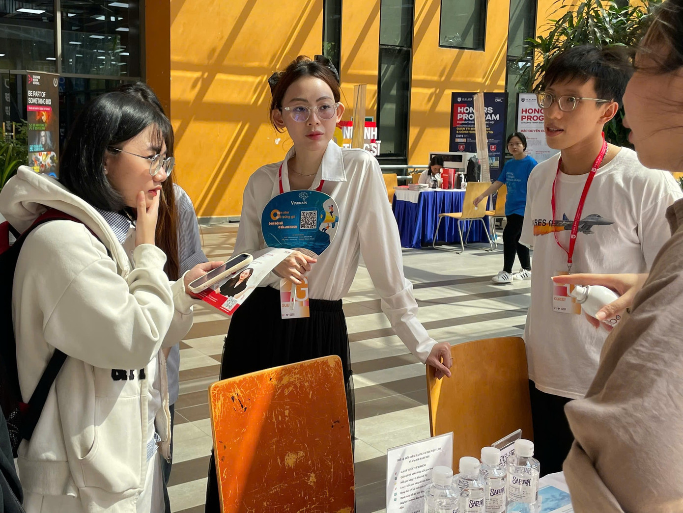 Sinh viên gặp gỡ nhà tuyển dụng tại các gian hàng trong Ngày hội.