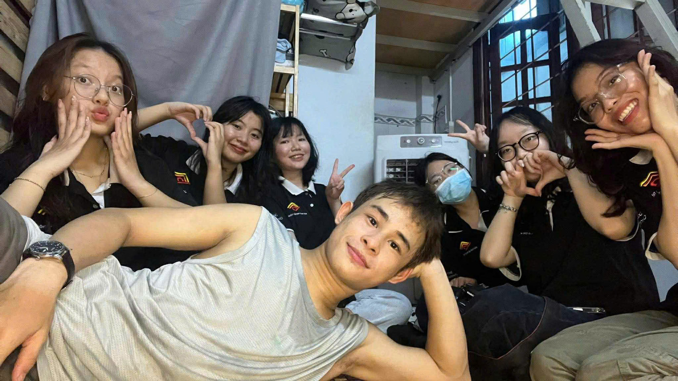 Nhóm Z-Crew cùng anh Đinh Viết Tường sau một buổi phỏng vấn. (Ảnh: Z-Crew)