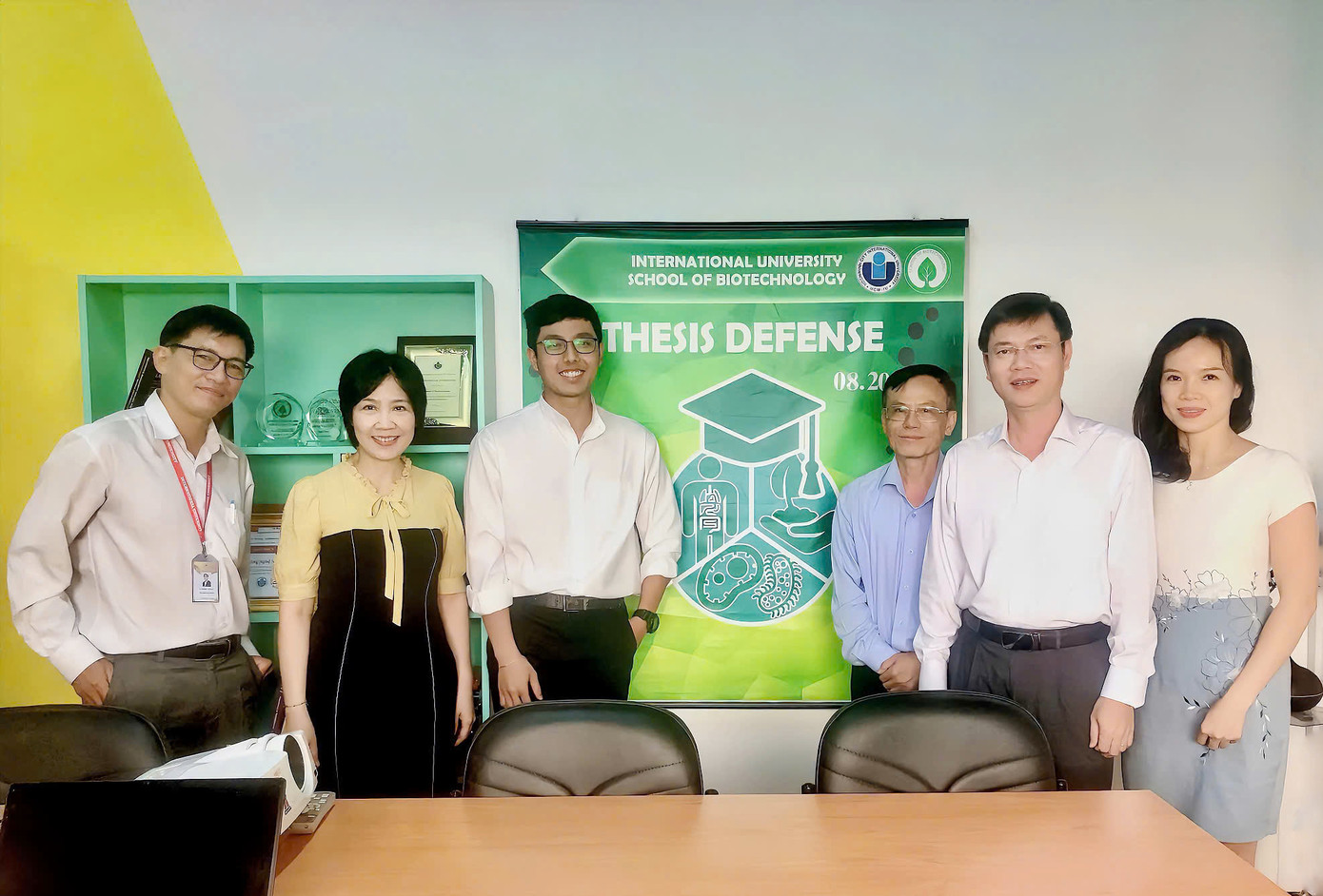 Trần Minh Quân (thứ ba, từ trái sang) chụp hình cùng PGS. TS Nguyễn Vũ Hồng Hà (ngoài cùng, bên phải) và các giảng viên. Trần Minh Quân (thứ ba, từ trái sang) chụp hình cùng PGS. TS Nguyễn Vũ Hồng Hà (ngoài cùng, bên phải) và các giảng viên.