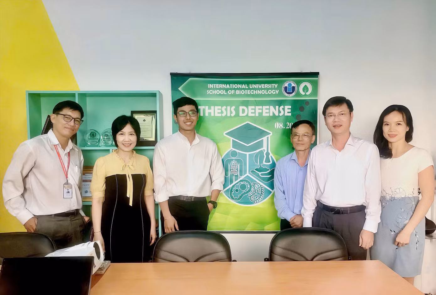 Trần Minh Quân (thứ ba, từ trái sang) chụp hình cùng PGS. TS Nguyễn Vũ Hồng Hà (ngoài cùng, bên phải) và các giảng viên. Trần Minh Quân (thứ ba, từ trái sang) chụp hình cùng PGS. TS Nguyễn Vũ Hồng Hà (ngoài cùng, bên phải) và các giảng viên.