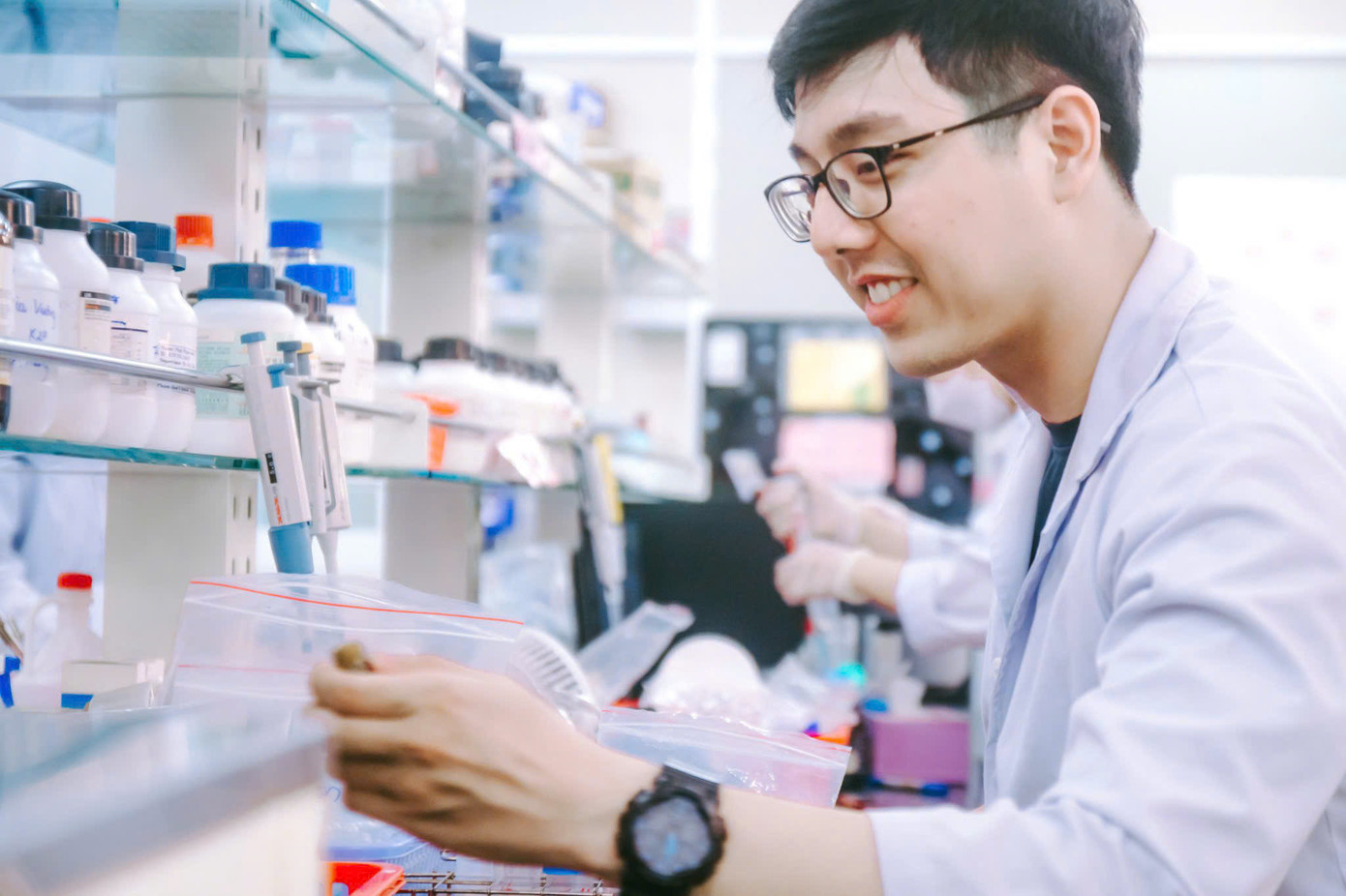 Quân vẫn miệt mài với những đam mê nghiên cứu ngành Công nghệ Thực phẩm của mình. Quân vẫn miệt mài với những đam mê nghiên cứu ngành Công nghệ Thực phẩm của mình.