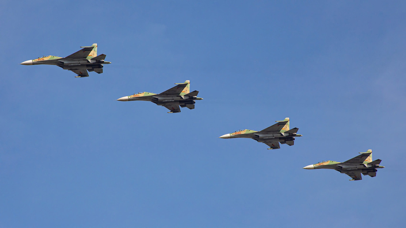 Màn nhào lộn của các máy bay tiêm kích khiến bạn trẻ không thể rời mắt. (Ảnh: Quang Vinh)