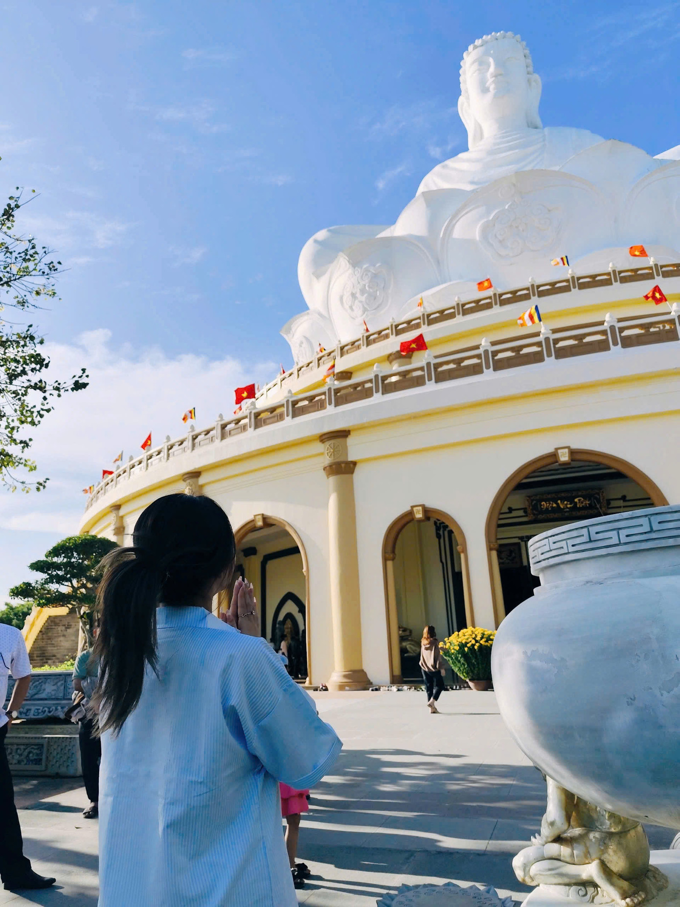 Ngọc Xuân chắp tay cầu nguyện trước tượng Phật, mong cầu một năm mới bình an.