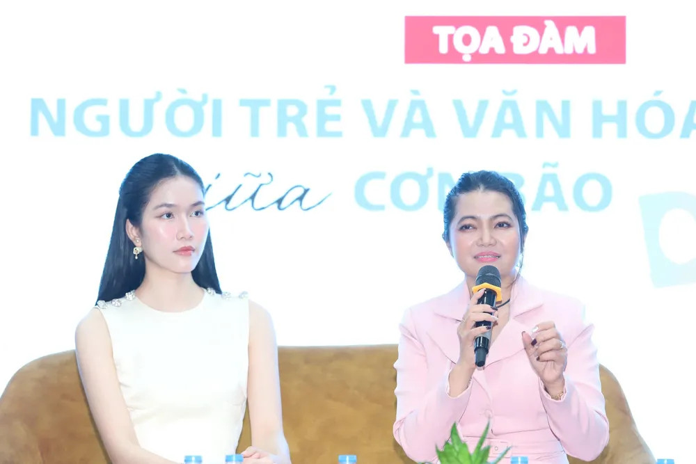 ThS Phan Trịnh Hoàng Dạ Thi (phải) chia sẻ tại chương trình. (Ảnh: Ngô Tùng) ThS Phan Trịnh Hoàng Dạ Thi (phải) chia sẻ tại chương trình. (Ảnh: Ngô Tùng)