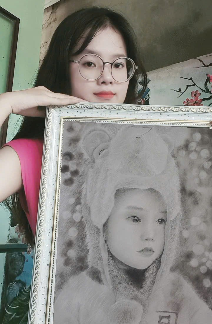 Thanh Lam bên bức tranh do mình vẽ.