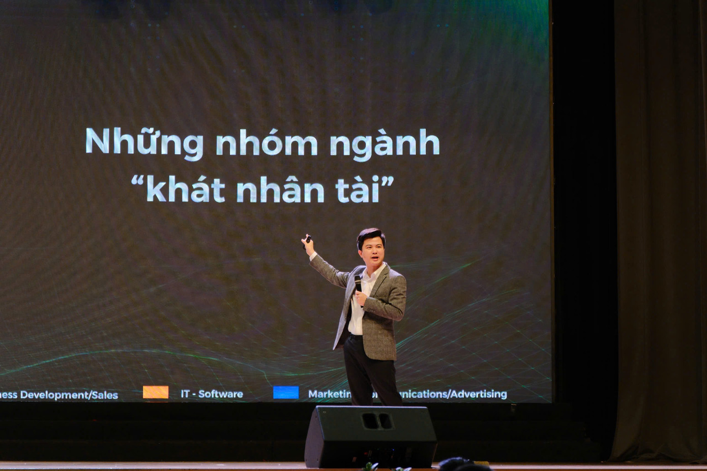 Các chuyên gia chia sẻ thông tin tại tọa đàm trong khuôn khổ Ngày hội việc làm.