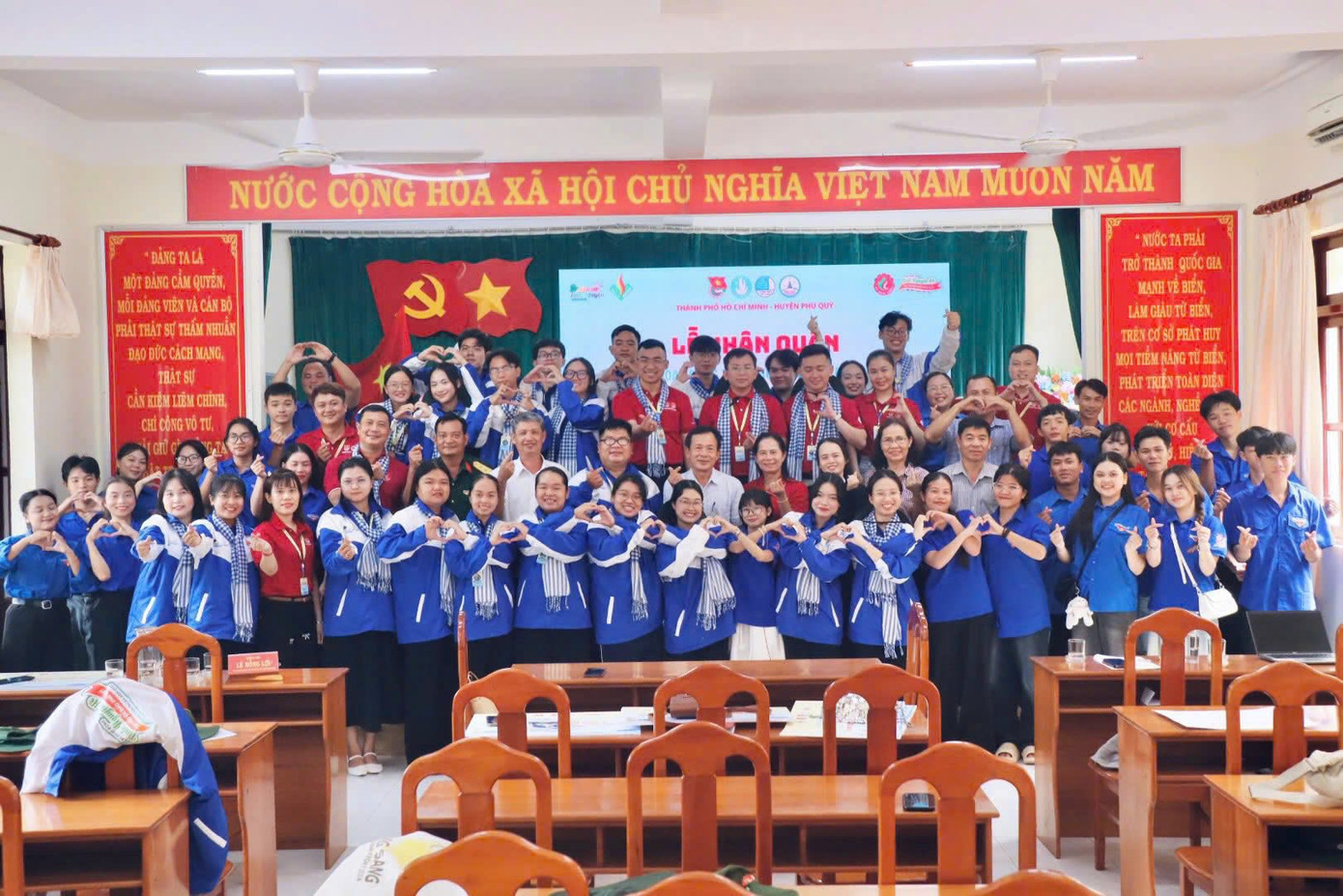 40 chiến sĩ tình nguyện TP. HCM phấn khởi bước vào thực hiện các hoạt động tình nguyện trên đảo Phú Quý. (Ảnh: TLTĐ) 40 chiến sĩ tình nguyện TP. HCM phấn khởi bước vào thực hiện các hoạt động tình nguyện trên đảo Phú Quý. (Ảnh: TLTĐ)