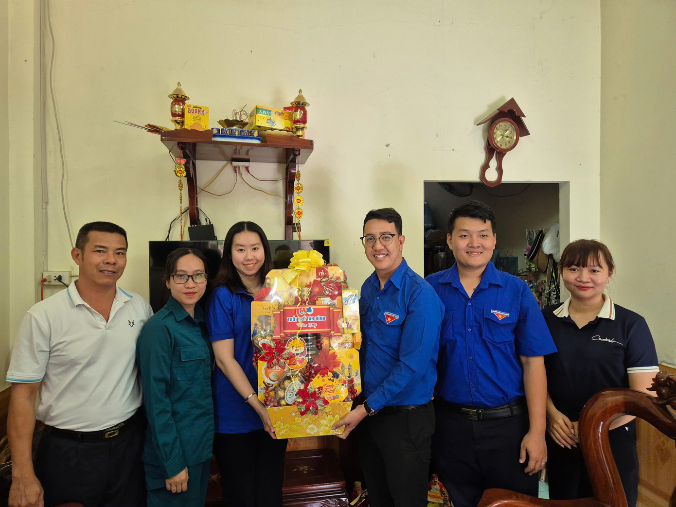 Quận Đoàn Tân Bình (TP. HCM) đến thăm và động viên Việt Hà trước ngày lên đường nhập ngũ.