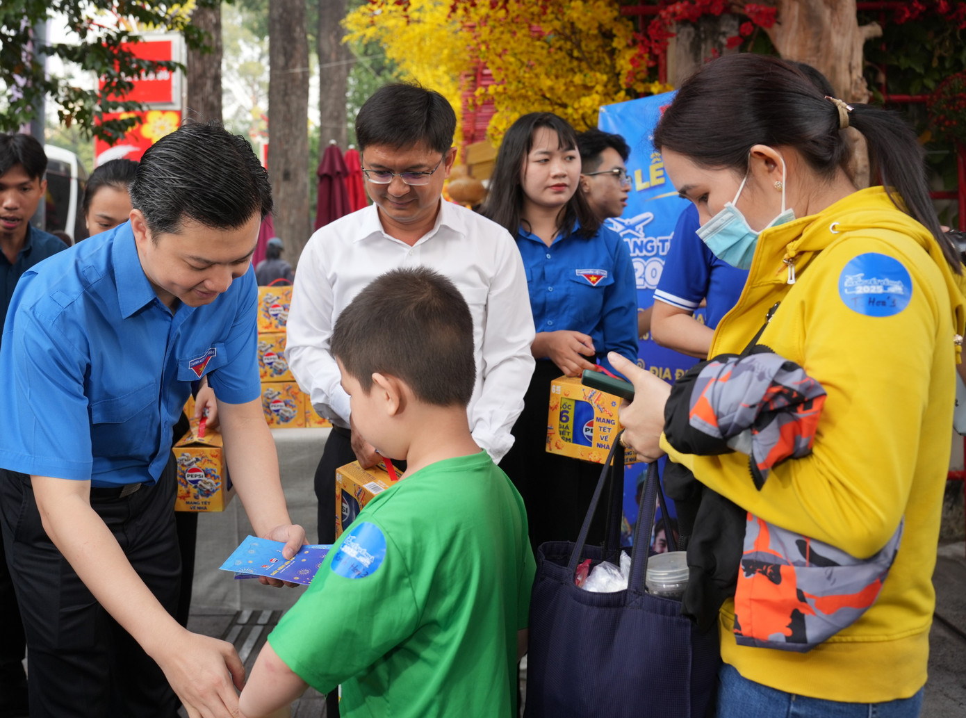Anh Nguyễn Minh Triết - Bí thư T.Ư Đoàn, Chủ tịch Hội Sinh viên Việt Nam trao quà cho những gia đình công nhân, người lao động về Tết.