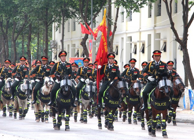Đội Cảnh sát cơ động kỵ binh tập luyện chuẩn bị cho Lễ diễu binh tại TP. HCM dịp 30/4. (Ảnh: Mạnh Thắng) Đội Cảnh sát cơ động kỵ binh tập luyện chuẩn bị cho Lễ diễu binh tại TP. HCM dịp 30/4. (Ảnh: Mạnh Thắng)