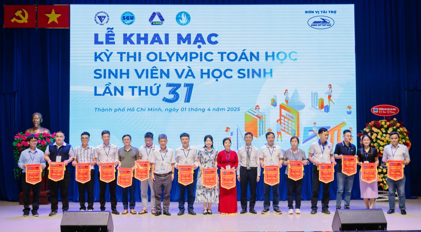 Ban Tổ chức trao cờ cho các đội tham gia cuộc thi. (Ảnh: NTCC) Ban Tổ chức trao cờ cho các đội tham gia cuộc thi. (Ảnh: NTCC)