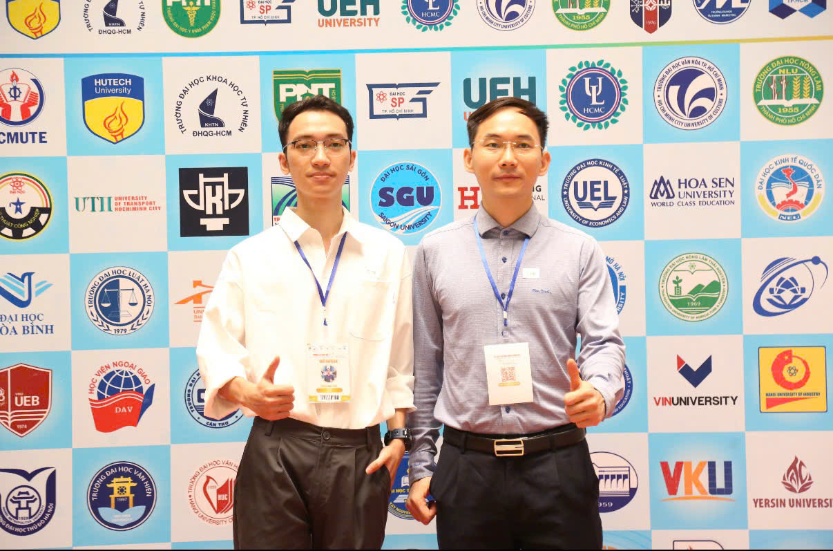 Hoàng Gia Chúc chụp ảnh cùng giảng viên hướng dẫn của mình.