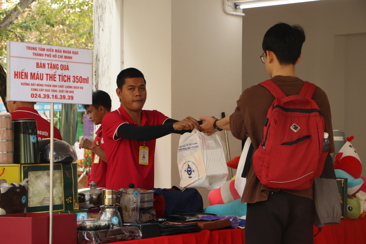 Các bạn sinh viên nhận quà tương ứng với mỗi đơn vị máu thể tích hiến tặng. Các bạn sinh viên nhận quà tương ứng với mỗi đơn vị máu thể tích hiến tặng.