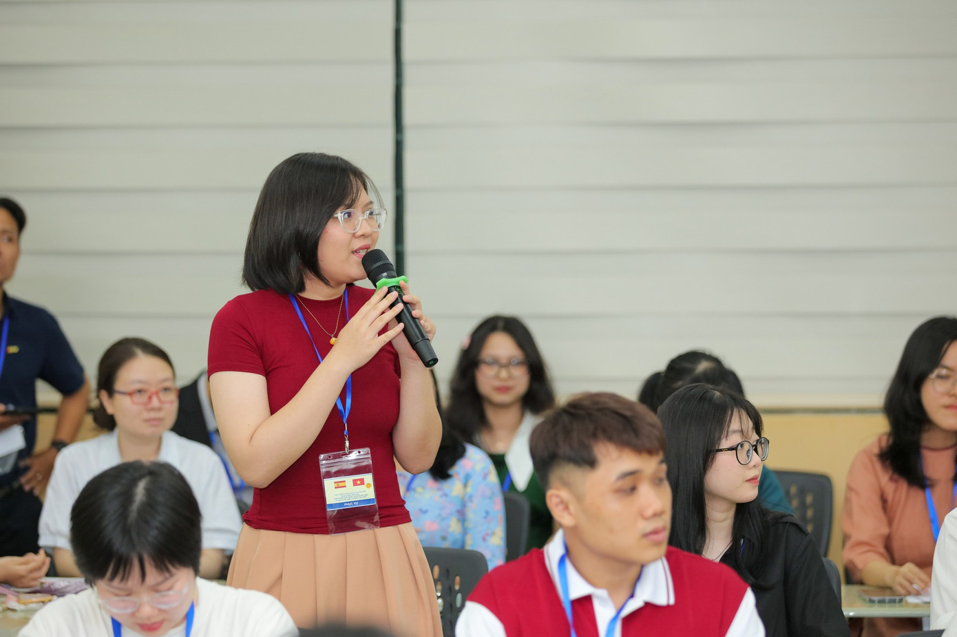 Sinh viên trường ĐH KHXH&NV, ĐHQG TP. HCM đặt câu hỏi trong buổi giao lưu. (Ảnh: UHSH) Sinh viên trường ĐH KHXH&NV, ĐHQG TP. HCM đặt câu hỏi trong buổi giao lưu. (Ảnh: UHSH)