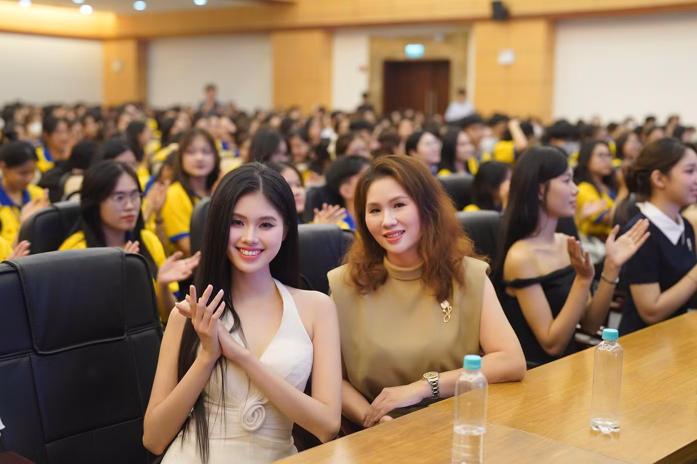 Một thí sinh (trái) tại Ngày hội tuyển sinh diễn ra tại trường ĐH Tài chính - Marketing. (Ảnh: Phạm Nguyễn)