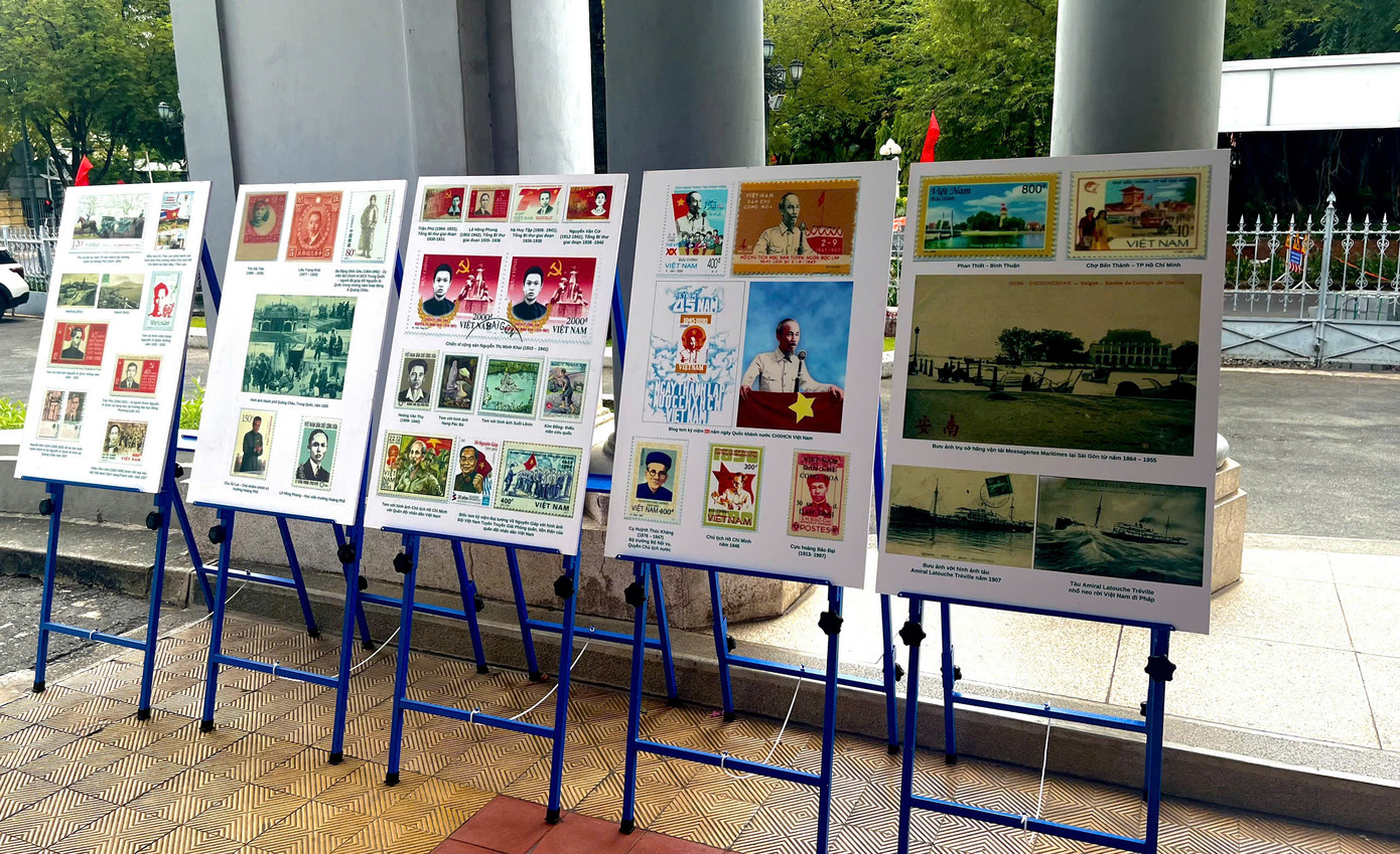 Không gian trưng bày chuyên đề “Hành trình theo chân Bác qua sưu tập tem và bưu ảnh” tại Bảo tàng TP. HCM. Không gian trưng bày chuyên đề “Hành trình theo chân Bác qua sưu tập tem và bưu ảnh” tại Bảo tàng TP. HCM.