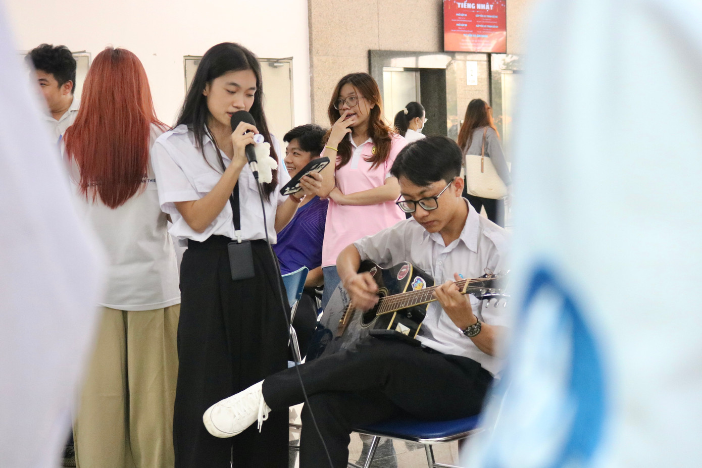 Không gian Nhà văn hóa Sinh viên TP. HCM còn được khuấy động bởi tiếng đàn, tiếng hát, tiếng reo hò của hàng trăm bạn trẻ.