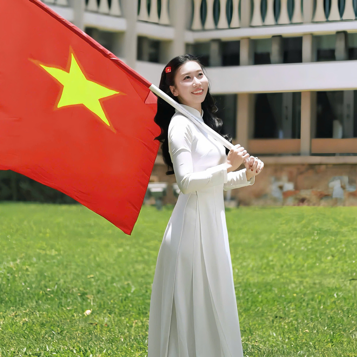 Ngọc Trân cùng chiếc ‘avatar’ Facebook chụp tại Dinh Độc Lập (Q. 1, TP. HCM) trong không khí đón chờ Đại lễ 30/4. (Ảnh: 'Linh thích chụp ảnh') Ngọc Trân cùng chiếc ‘avatar’ Facebook chụp tại Dinh Độc Lập (Q. 1, TP. HCM) trong không khí đón chờ Đại lễ 30/4. (Ảnh: 'Linh thích chụp ảnh')