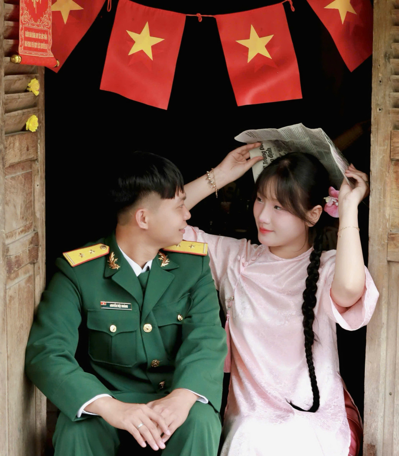 Cặp đôi cùng nhau thay ‘avatar’ đôi hưởng ứng không khí Đại lễ 30/4 của đất nước. (Ảnh: 'Linh thích chụp ảnh') Cặp đôi cùng nhau thay ‘avatar’ đôi hưởng ứng không khí Đại lễ 30/4 của đất nước. (Ảnh: 'Linh thích chụp ảnh')