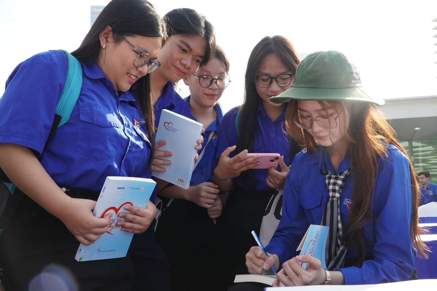 Hoa hậu Bảo Ngọc ký tặng sách tại Lễ ra quân và cùng &apos;truyền cảm hứng&apos; sống xanh cho các bạn trẻ tại TP. HCM.