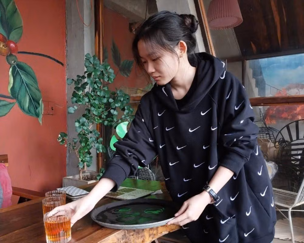 Phượng vẫn tranh thủ làm thêm sau giờ học để trang trải cho chi phí hàng ngày.