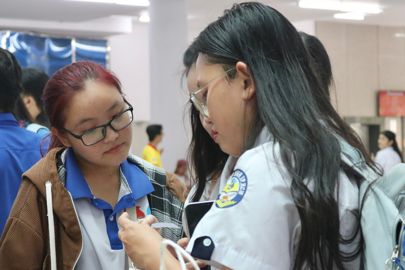 Sinh viên hào hứng tham gia các hoạt động từ truyền thống đến hiện đại như: viết thư pháp, trả lời câu đố, tìm mảnh ghép tương ứng…