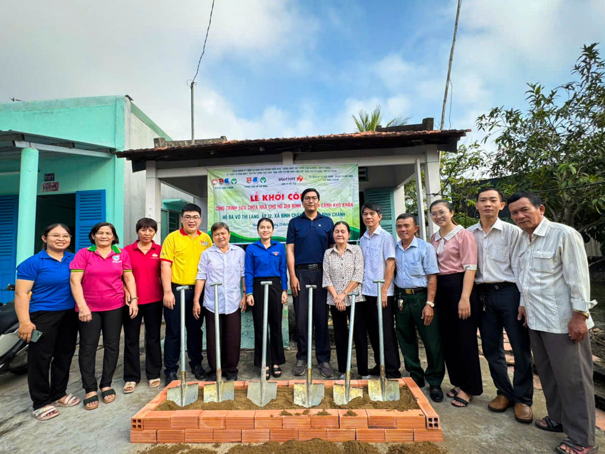 Chiến sĩ Xuân tình nguyện khởi công sửa chữa nhà Đại đoàn kết tại huyện Bình Chánh.