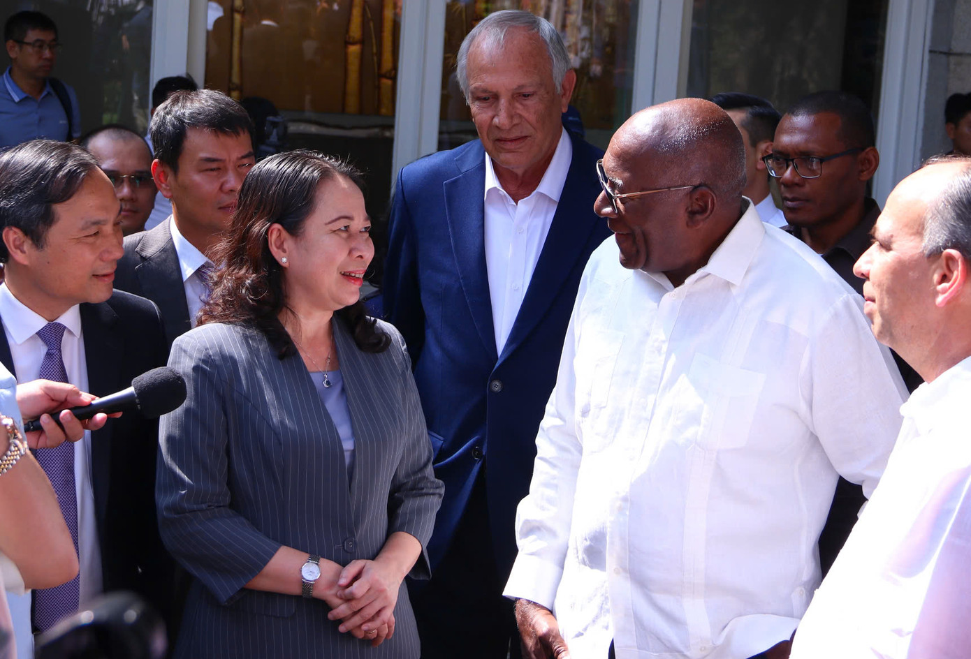 Phó Chủ tịch nước Võ Thị Ánh Xuân tham gia triển lãm cùng Ủy viên Bộ Chính trị Đảng Cộng sản Cu Ba, Phó Chủ tịch nước Cu Ba Salvador Valdes Mesa.