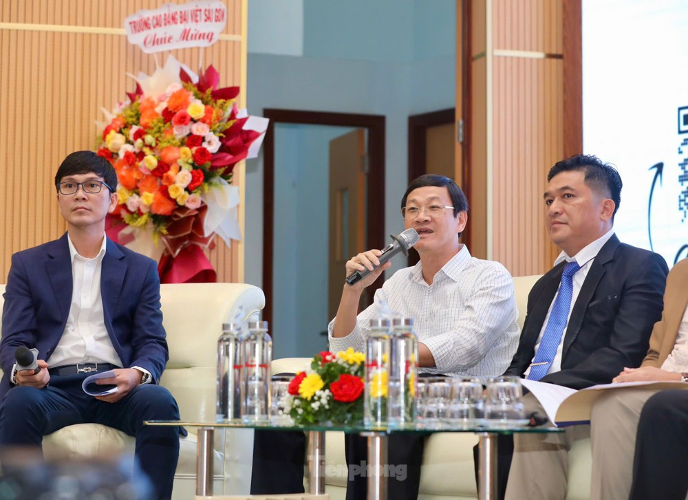 GS Nguyễn Đức Tuấn (giữa) chia sẻ tại Hội thảo. (Ảnh: Duy Anh) GS Nguyễn Đức Tuấn (giữa) chia sẻ tại Hội thảo. (Ảnh: Duy Anh)