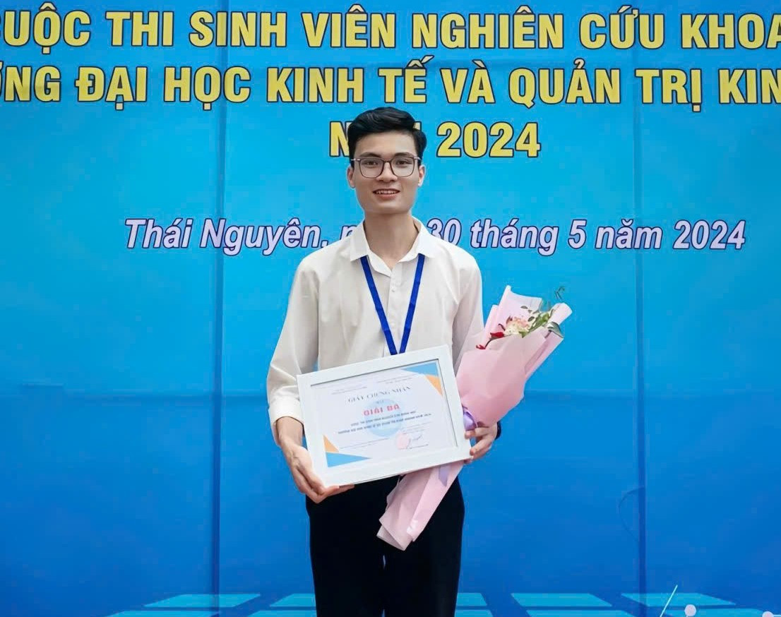 Văn Mười đoạt giải Ba tại cuộc thi nghiên cứu khoa học cấp trường. Văn Mười đoạt giải Ba tại cuộc thi nghiên cứu khoa học cấp trường.