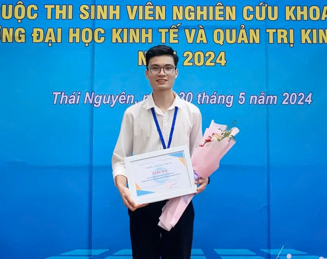 Văn Mười đoạt giải Ba tại cuộc thi nghiên cứu khoa học cấp trường.