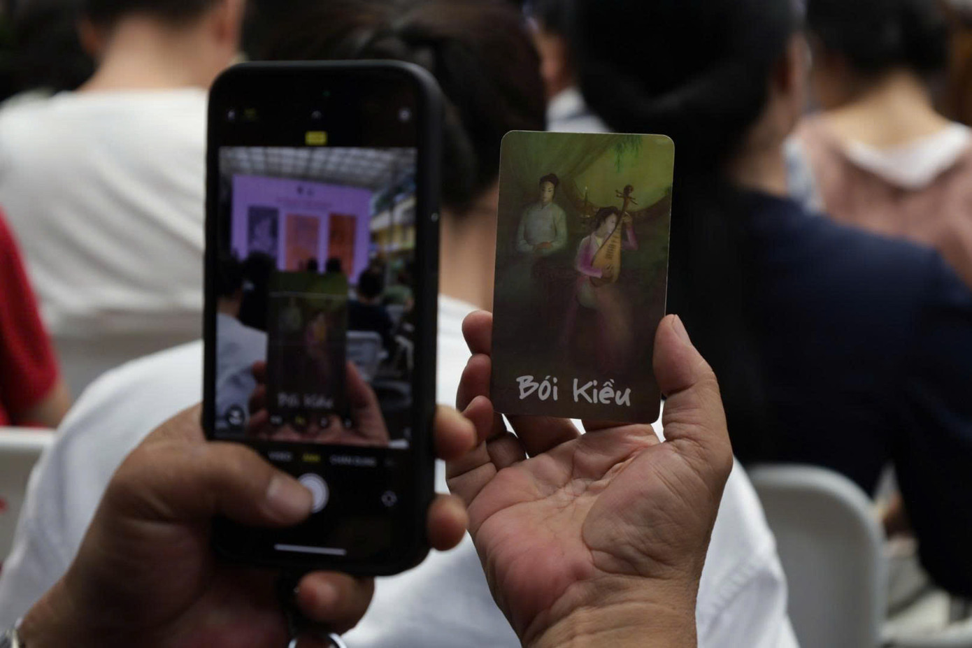 Bạn trẻ dùng điện thoại ghi hình để có thể nghe lại bài giảng.