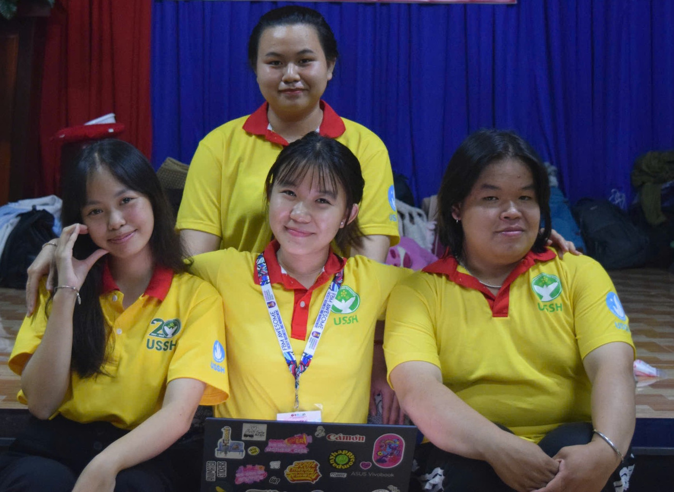 Gia Băng (giữa, hàng ngồi) luôn trăn trở cho các hoạt động tình nguyện.